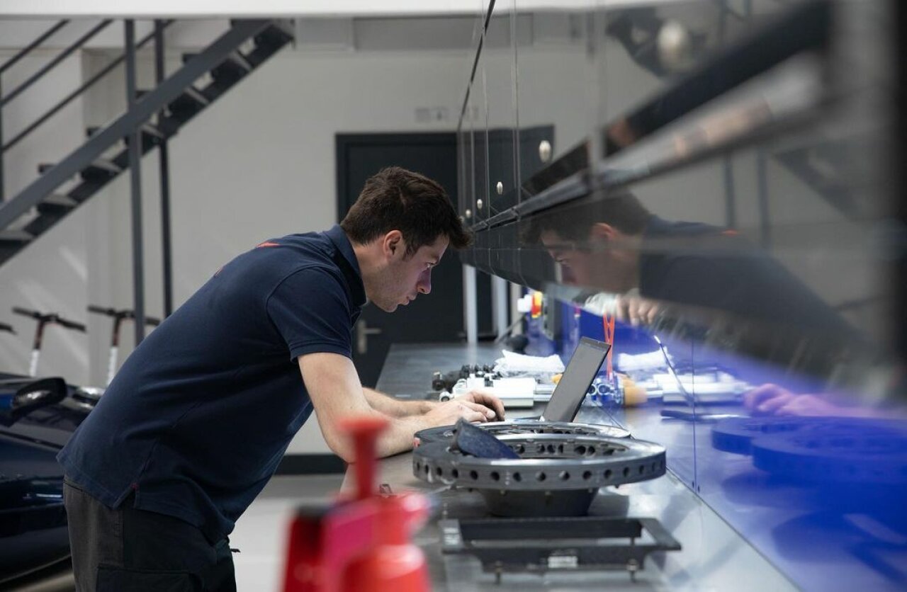 Car storage mezzanine floor - pursuit racing - workshop.