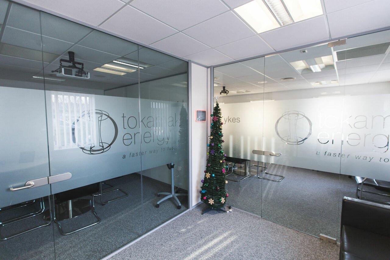 Tokamak - Office mezzanine - offices with glass partitioning.